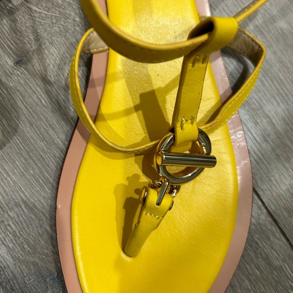 ⬇️SALE‼️ TORY BURCH • Yellow New Toggle Leather Flat Sandals • size 7 - Picture 6 of 10